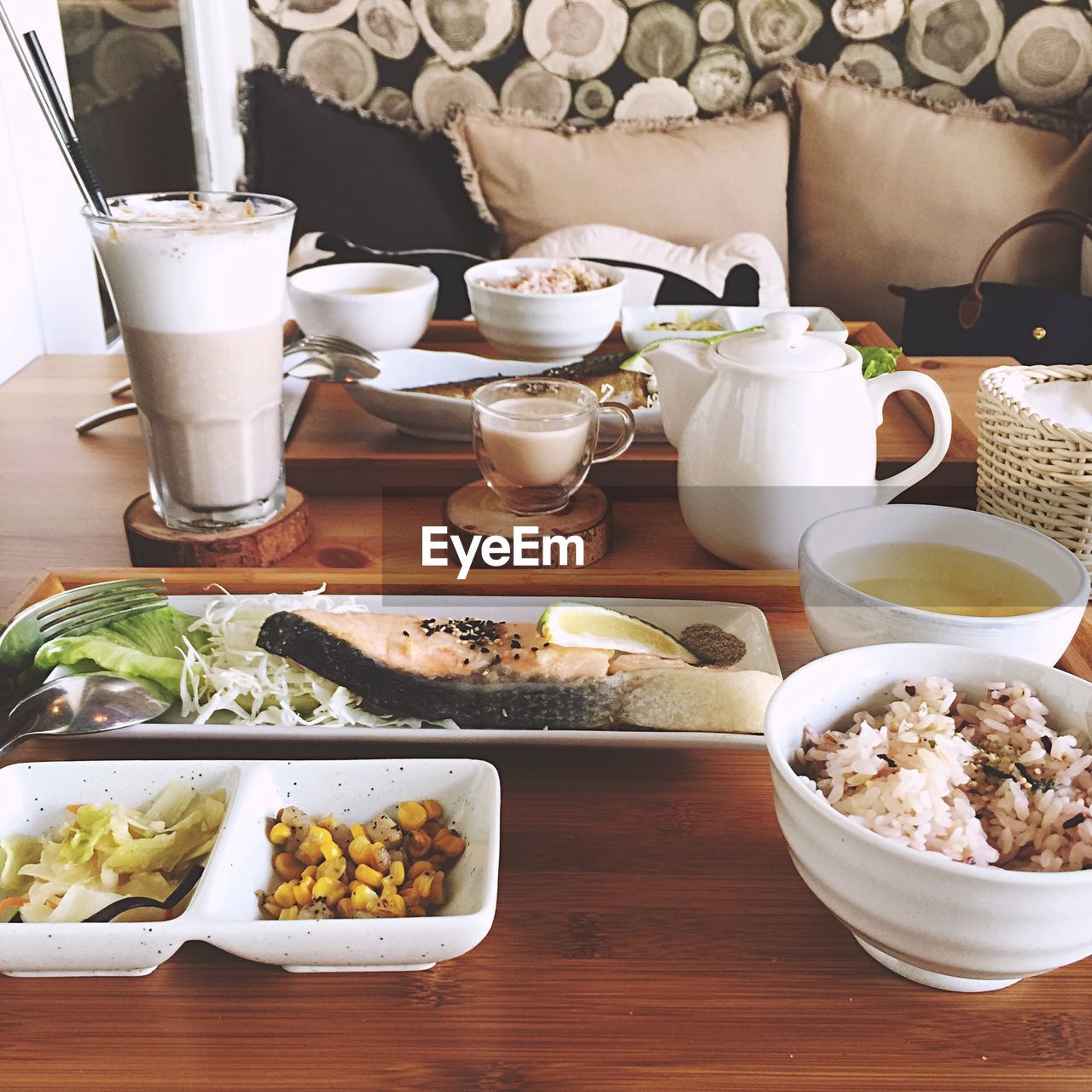 HIGH ANGLE VIEW OF BREAKFAST AND TABLE ON PLATE