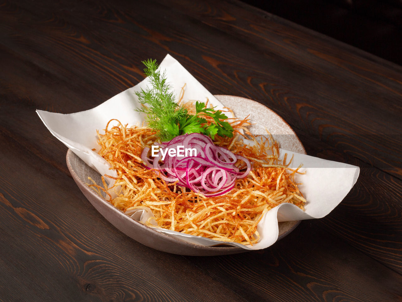 HIGH ANGLE VIEW OF PASTA IN PLATE ON TABLE