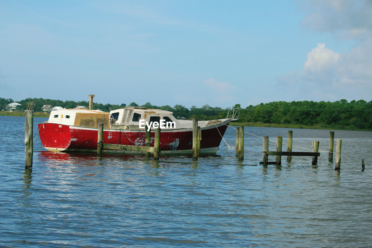 BOAT IN LAKE AGAINST SKY