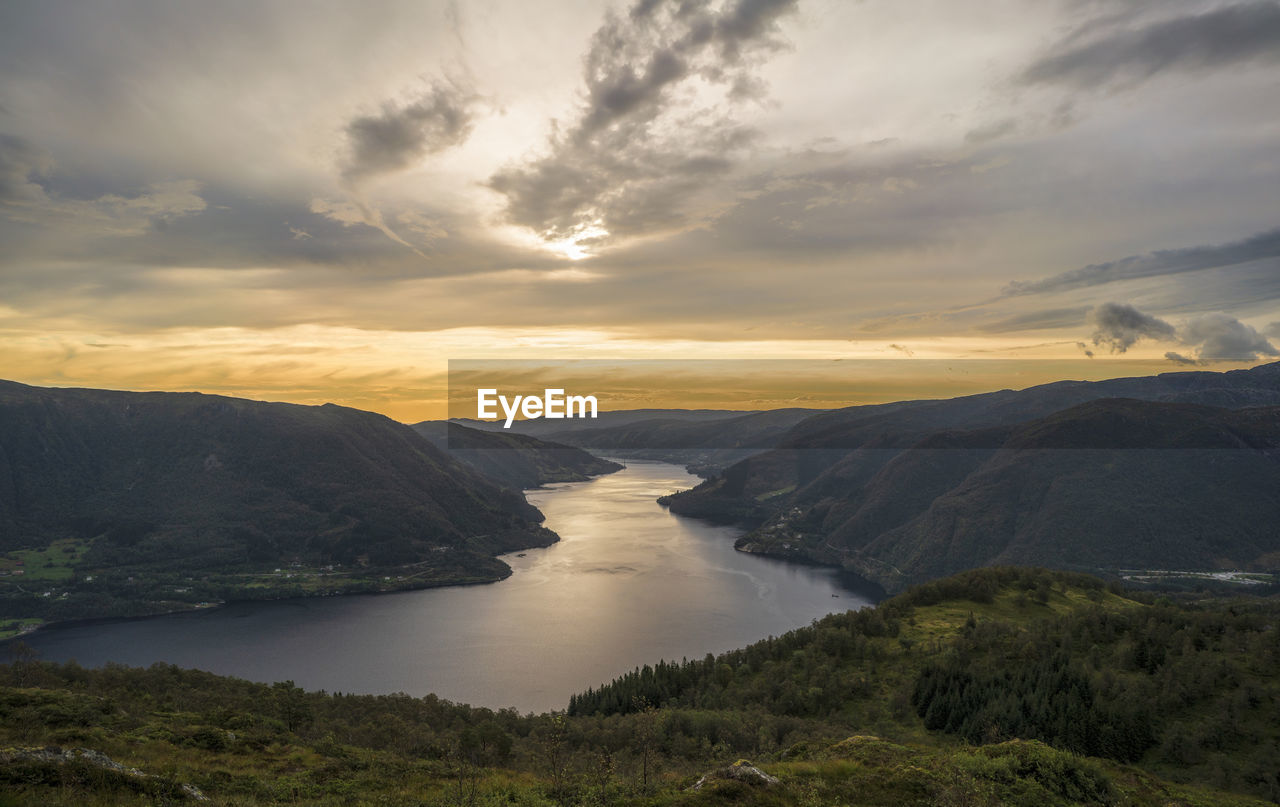 SCENIC VIEW OF RIVER BY MOUNTAINS AGAINST SKY