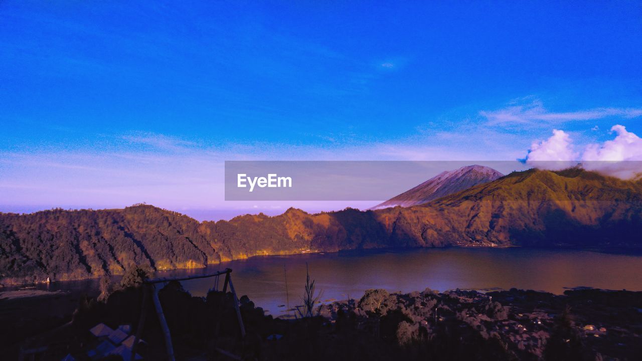 PANORAMIC VIEW OF LAKE AND MOUNTAINS AGAINST SKY