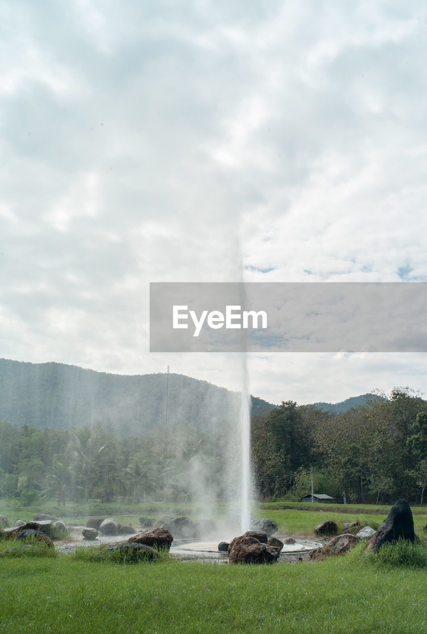 SCENIC VIEW OF AGRICULTURAL LANDSCAPE AGAINST SKY