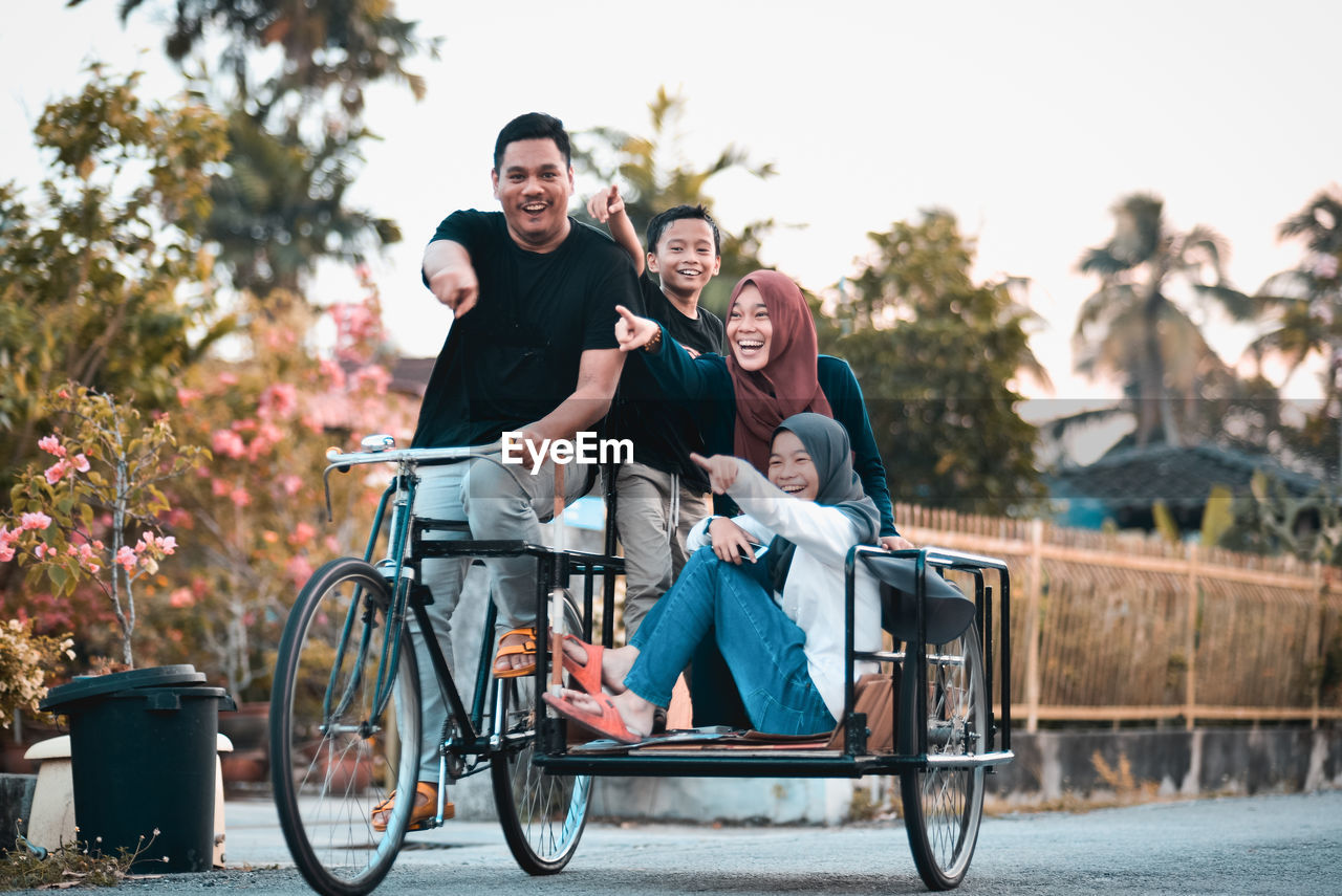 Happy family on pedicab