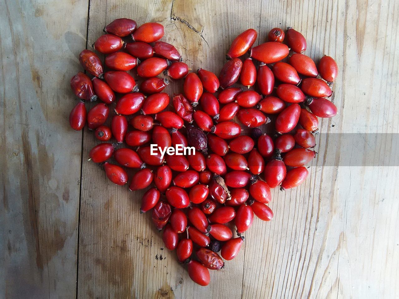 DIRECTLY ABOVE SHOT OF HEART SHAPE ON RED TABLE