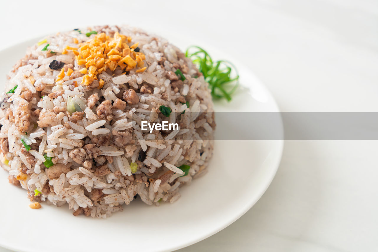 HIGH ANGLE VIEW OF FOOD SERVED IN PLATE