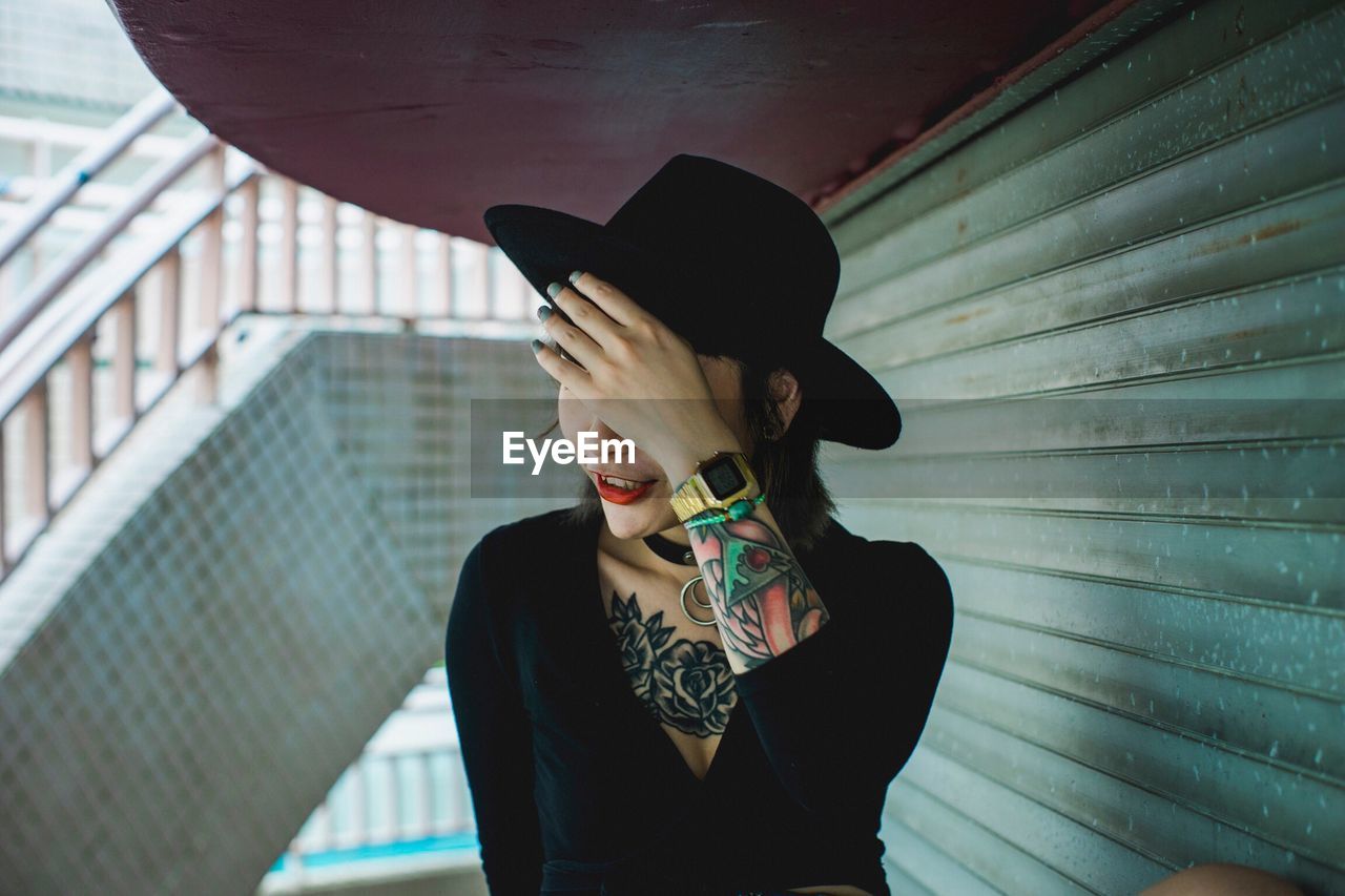 YOUNG WOMAN WEARING SUNGLASSES