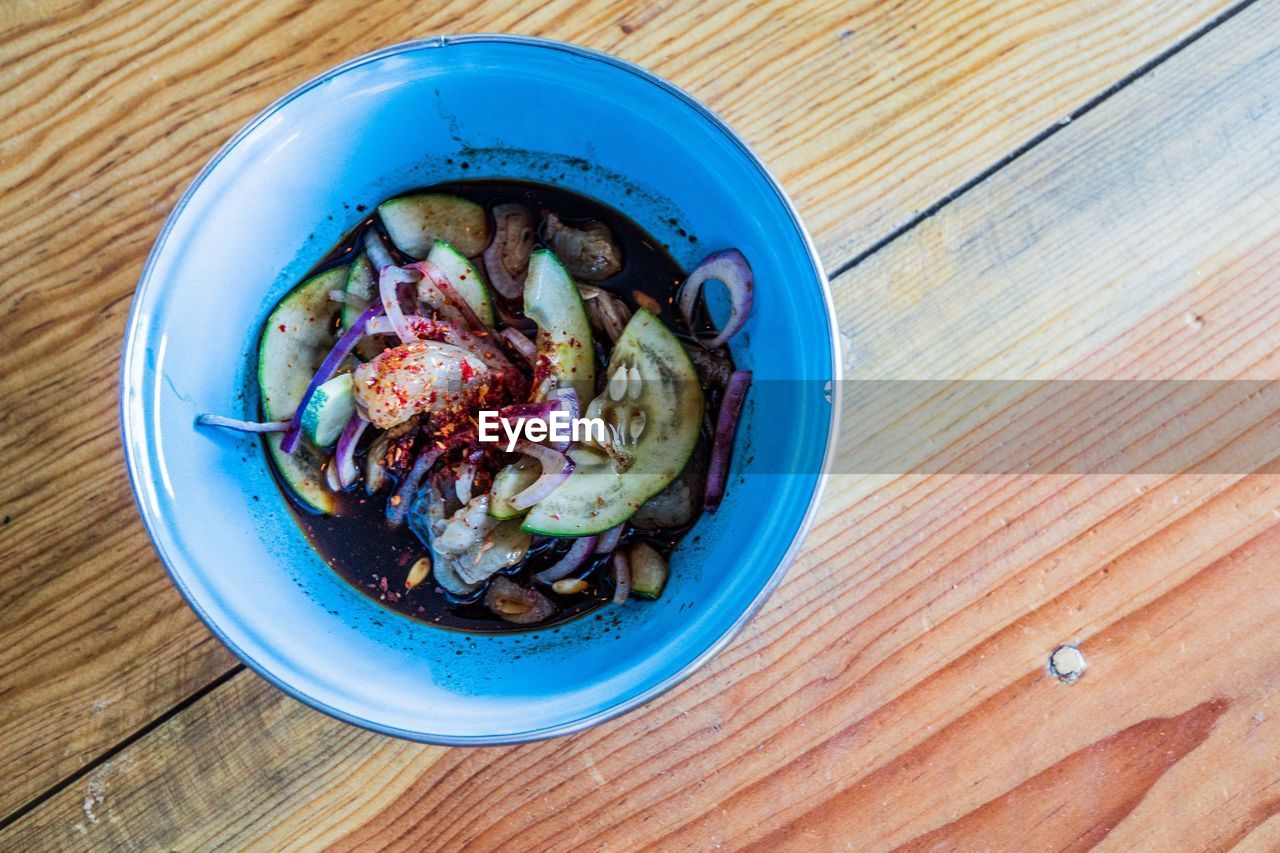 HIGH ANGLE VIEW OF FOOD IN PLATE