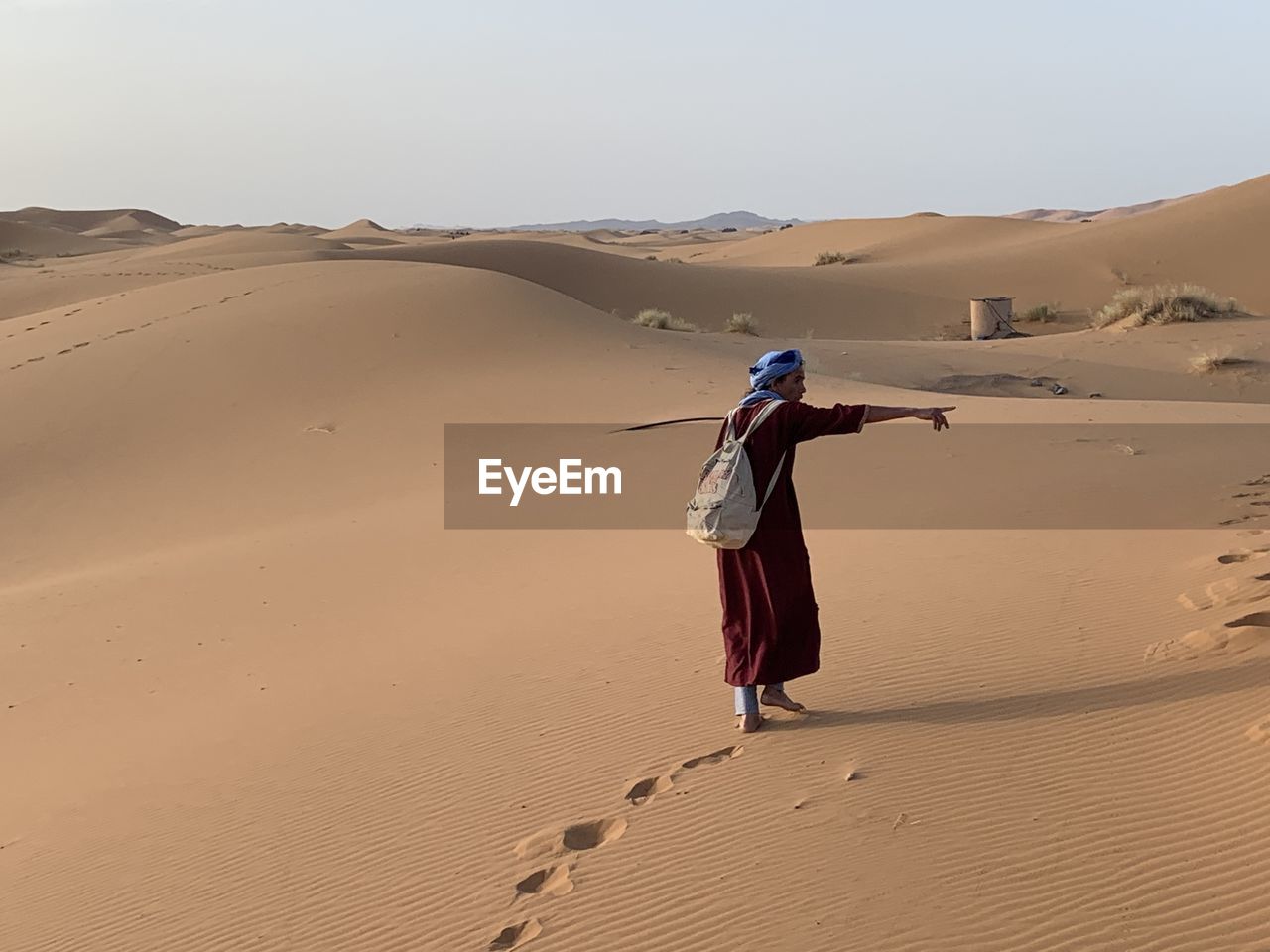 FULL LENGTH REAR VIEW OF MAN ON SAND DUNE