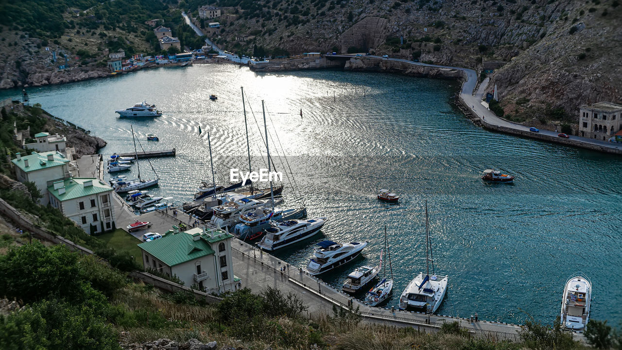 HIGH ANGLE VIEW OF BOATS IN BAY