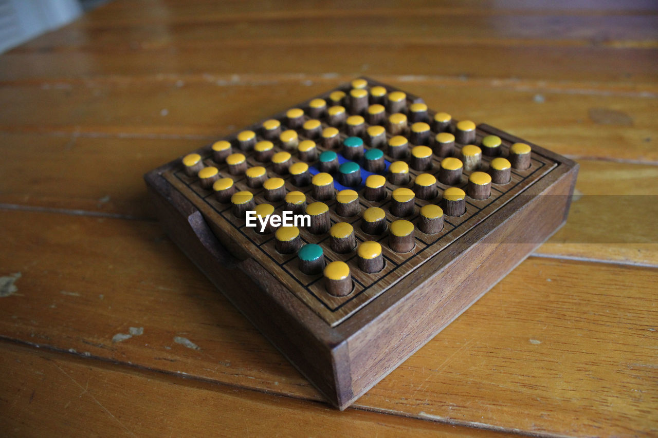 HIGH ANGLE VIEW OF MULTI COLORED TABLE