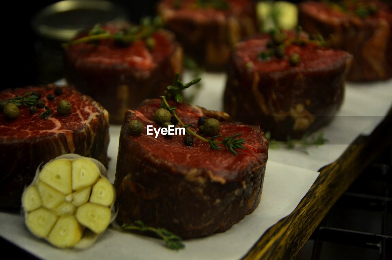 CLOSE-UP OF MEAT ON PLATE