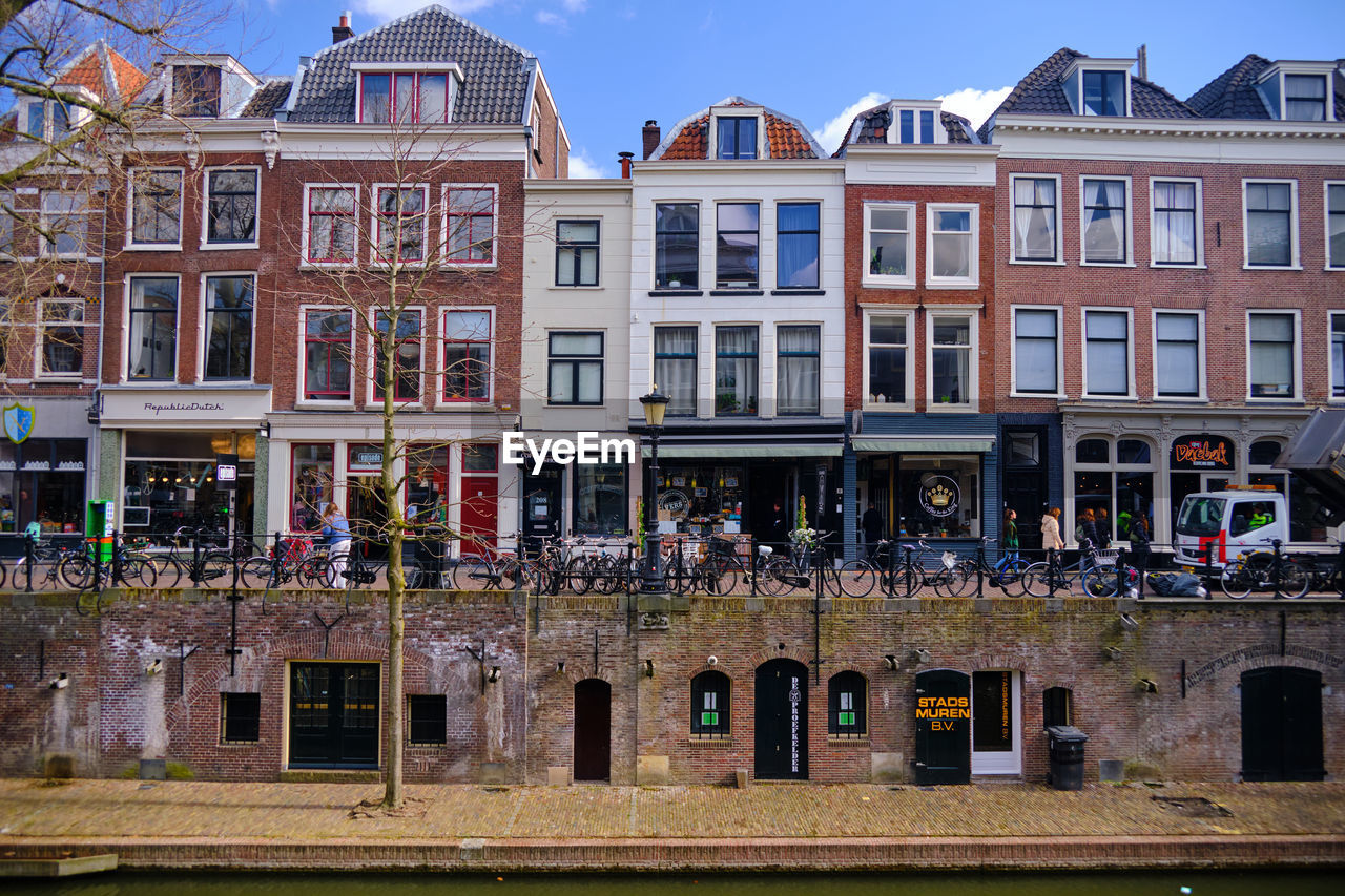 Canal houses and water level dry cellars and new quays on the oudegracht. utrecht, the netherlands