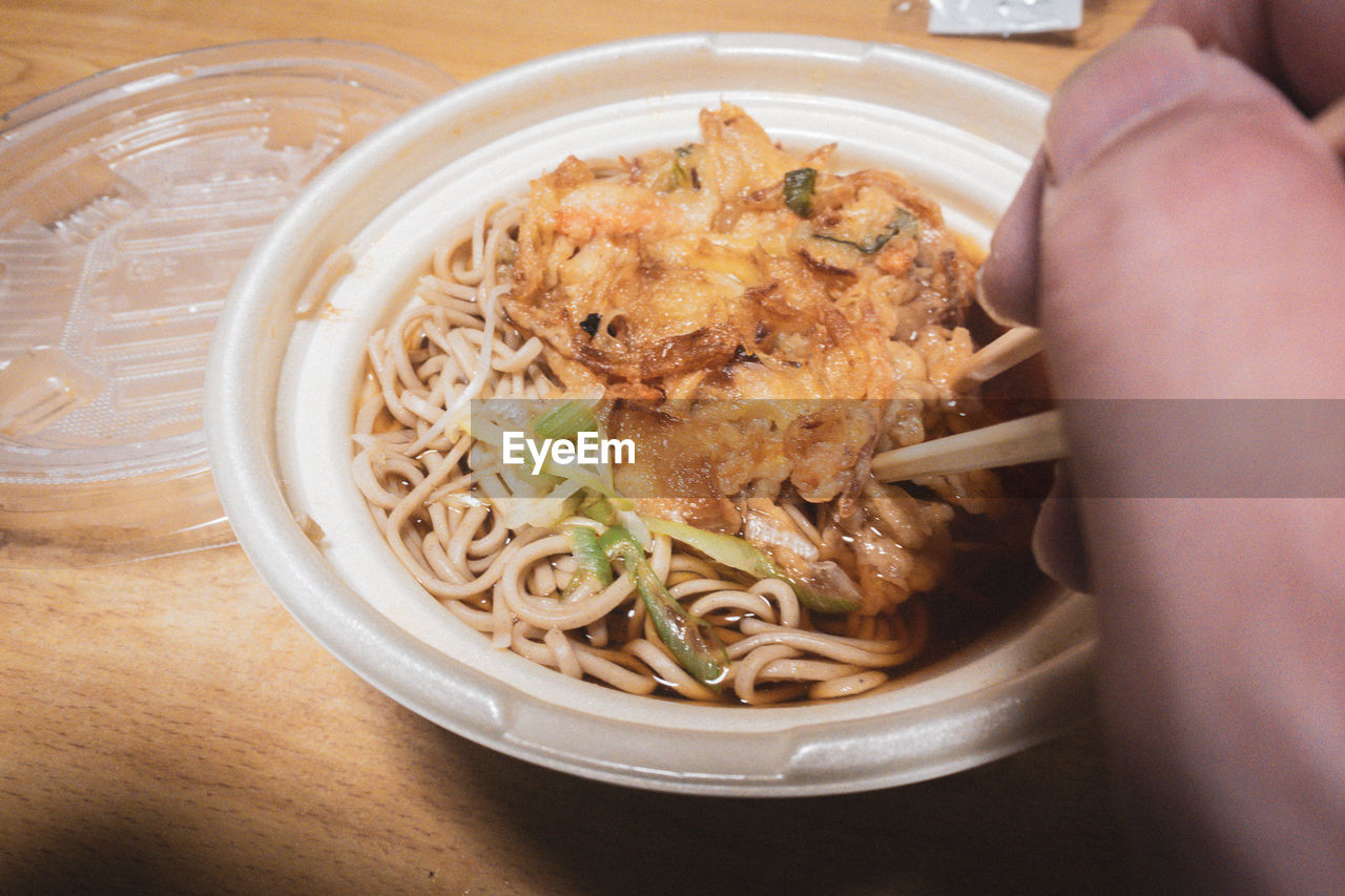 HIGH ANGLE VIEW OF NOODLES IN BOWL