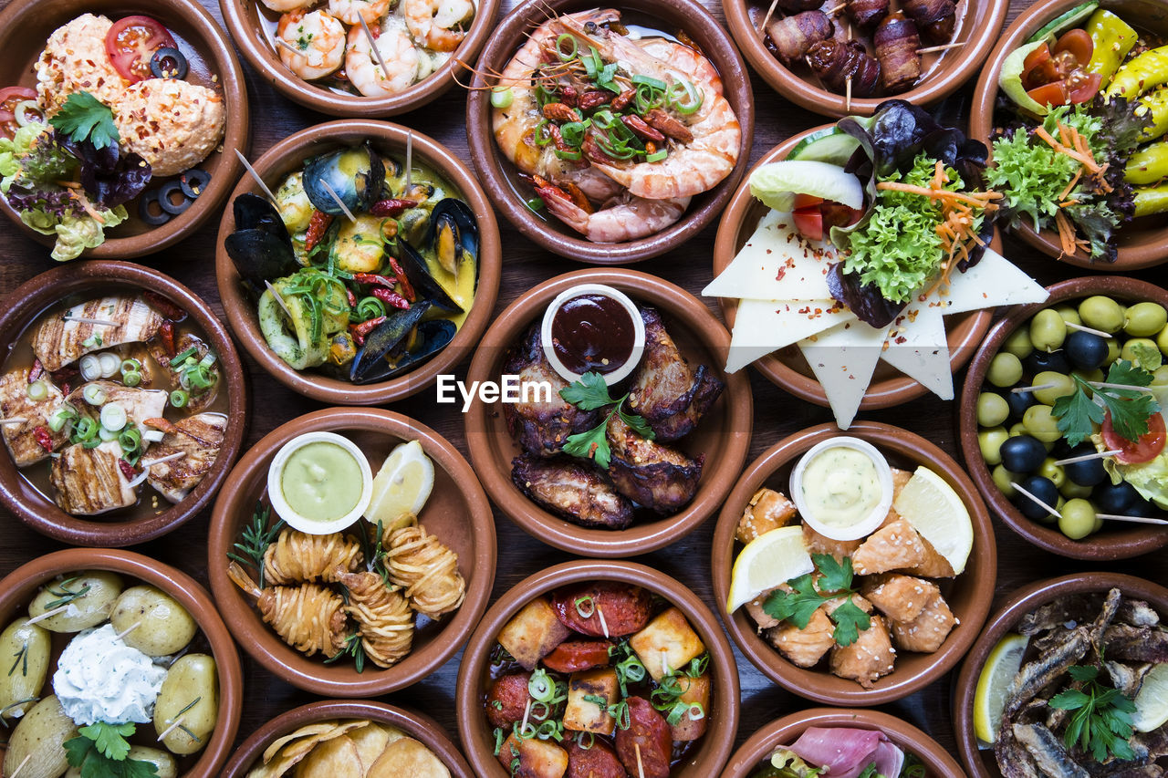 HIGH ANGLE VIEW OF FOOD ON TABLE