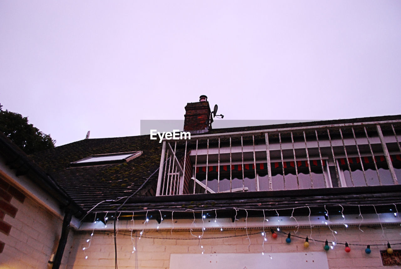 LOW ANGLE VIEW OF BUILT STRUCTURE AGAINST SKY