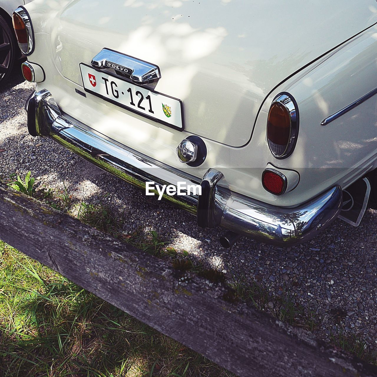 CLOSE-UP OF VINTAGE CAR ON ROAD