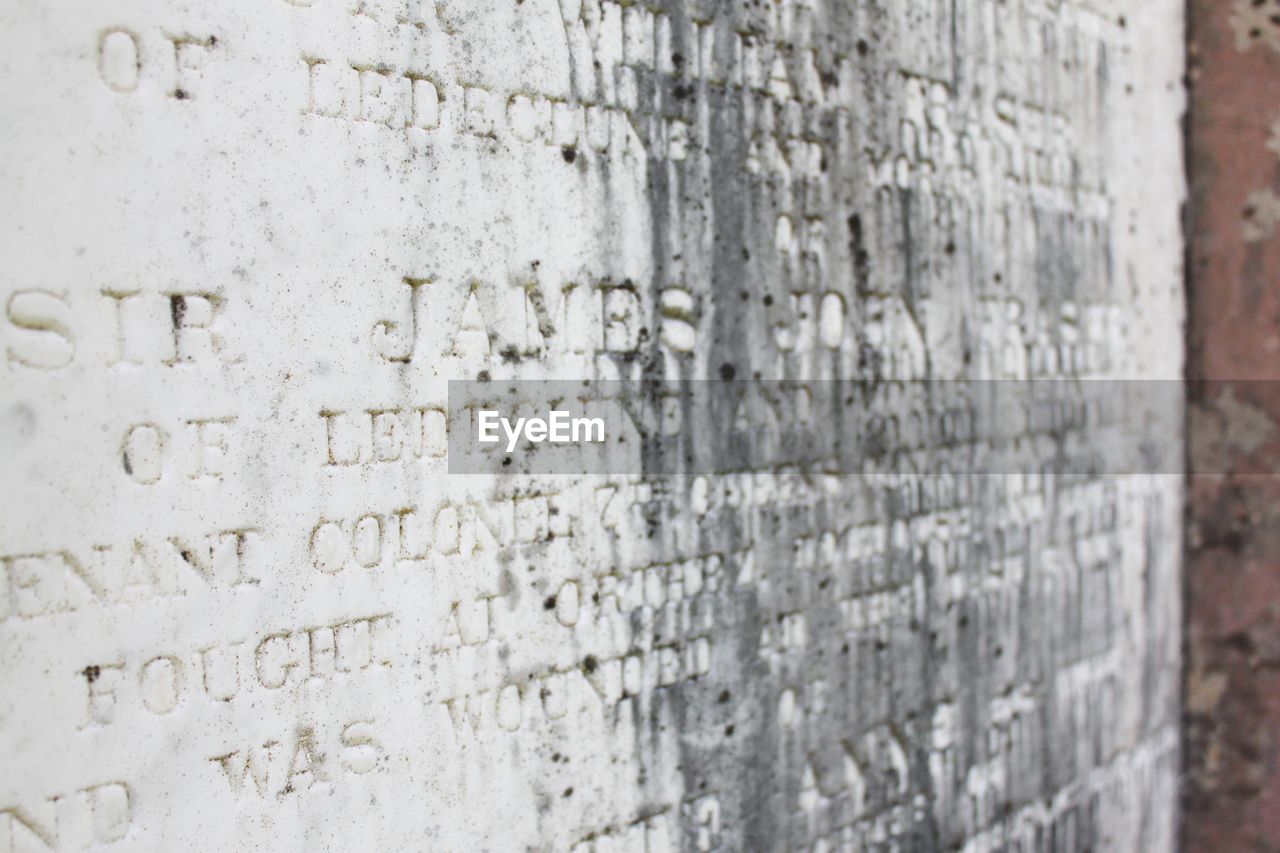 FULL FRAME SHOT OF WEATHERED WALL