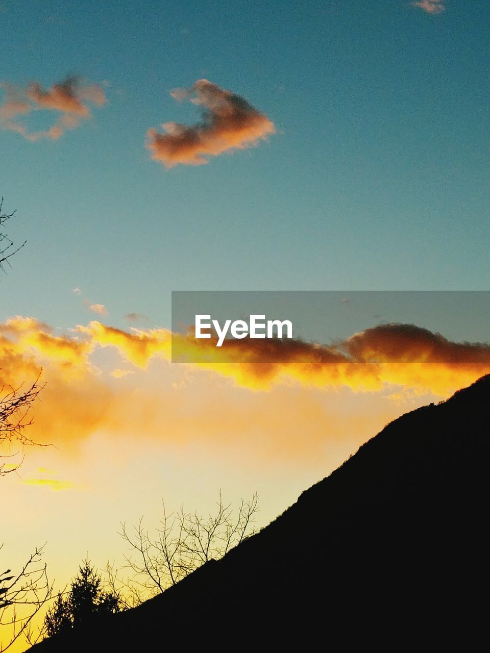 SCENIC VIEW OF SILHOUETTE MOUNTAIN AGAINST SKY