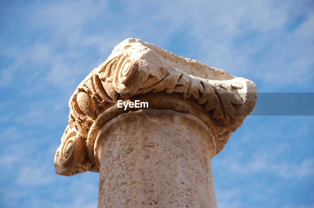 LOW ANGLE VIEW OF STATUE OF A MONUMENT