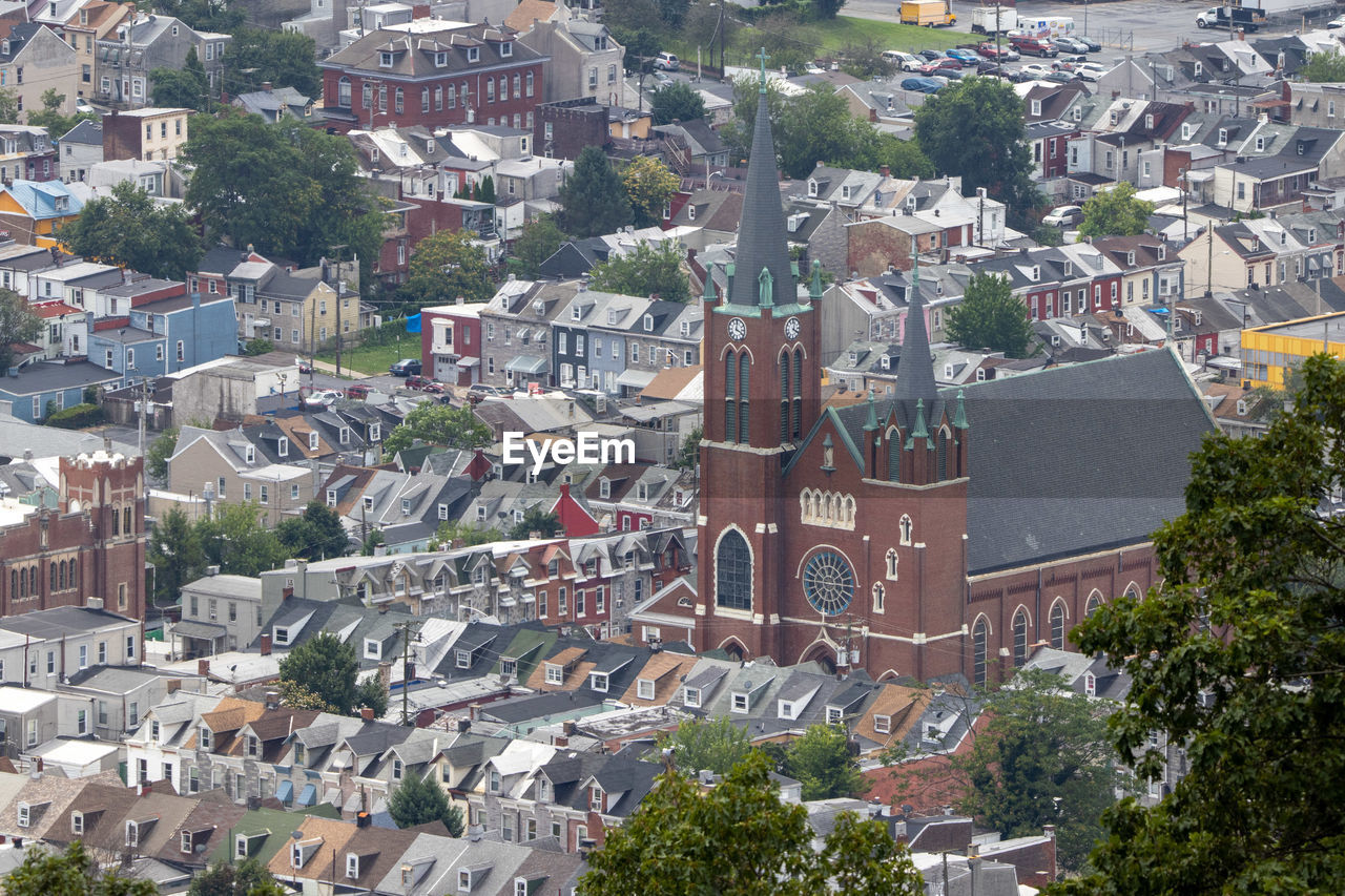 HIGH ANGLE VIEW OF BUILDINGS IN A CITY