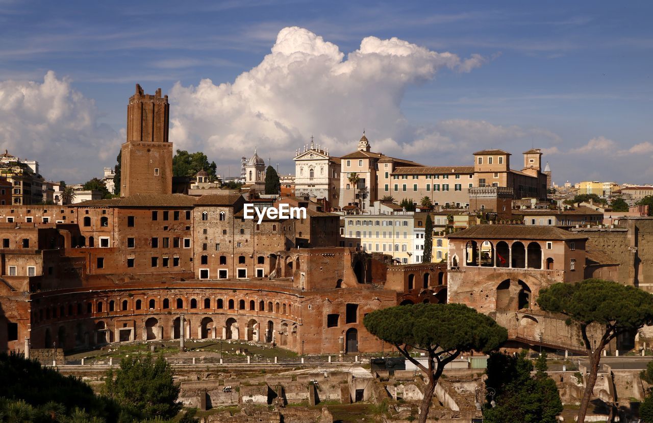 PANORAMIC VIEW OF BUILDINGS IN CITY