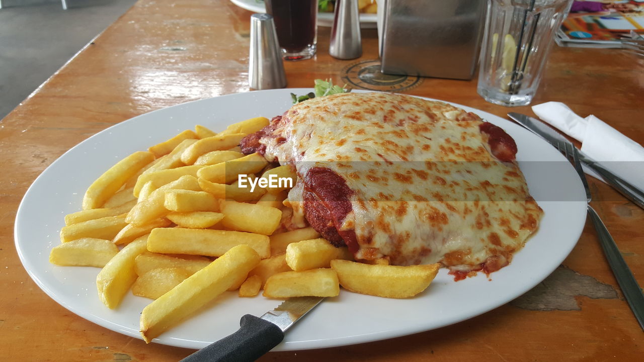 CLOSE-UP OF FOOD ON PLATE