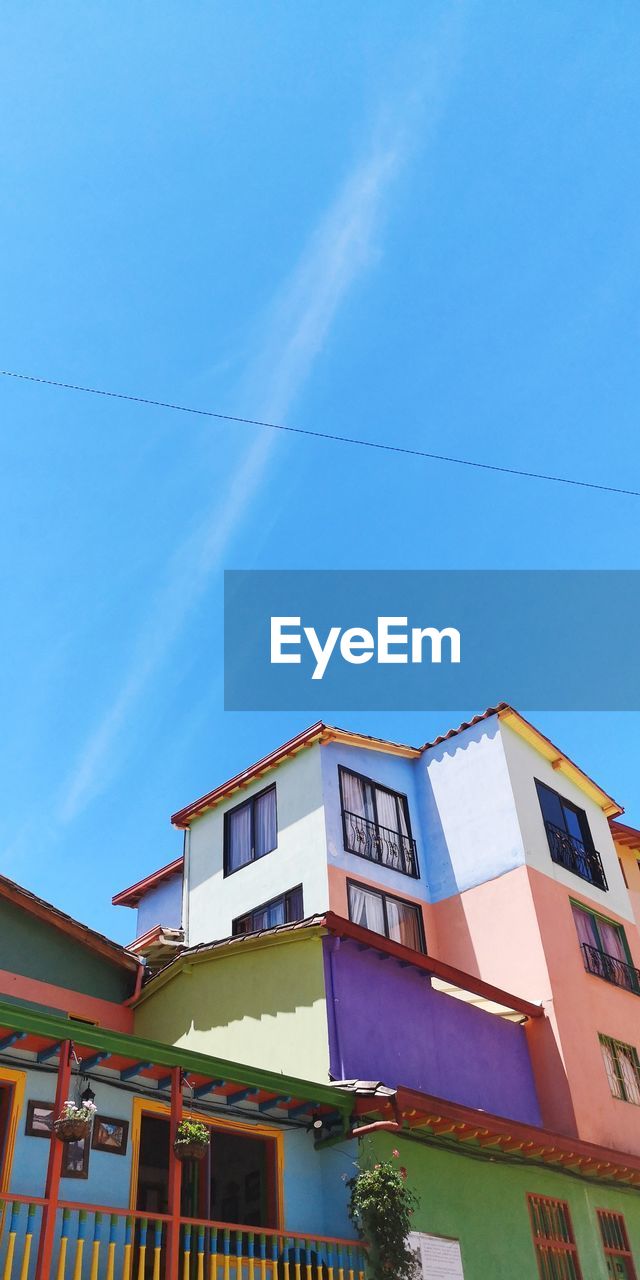 LOW ANGLE VIEW OF BUILDINGS AGAINST CLEAR SKY