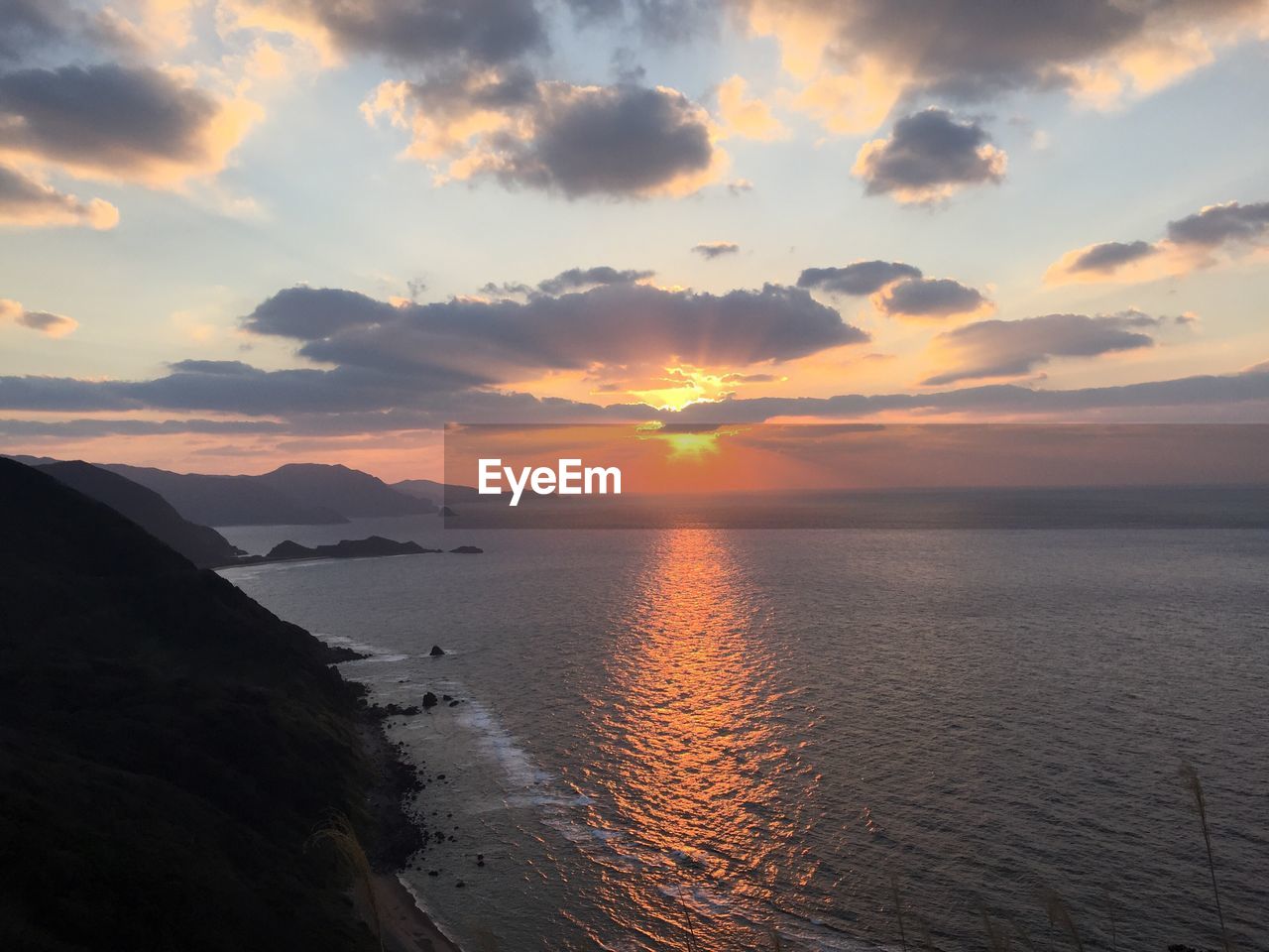 SCENIC VIEW OF DRAMATIC SKY OVER SEA DURING SUNSET