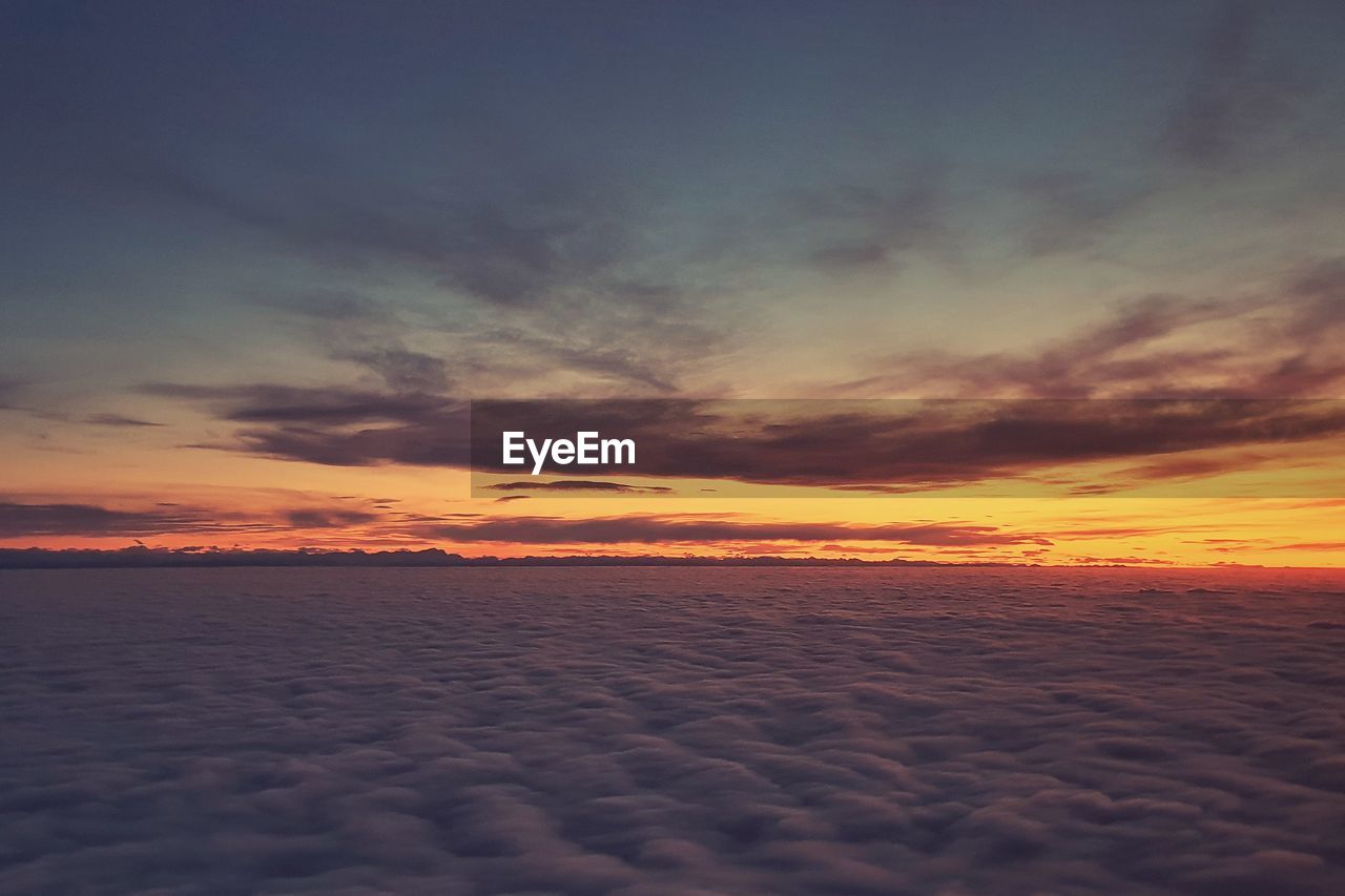 SCENIC VIEW OF SEA AGAINST DRAMATIC SKY