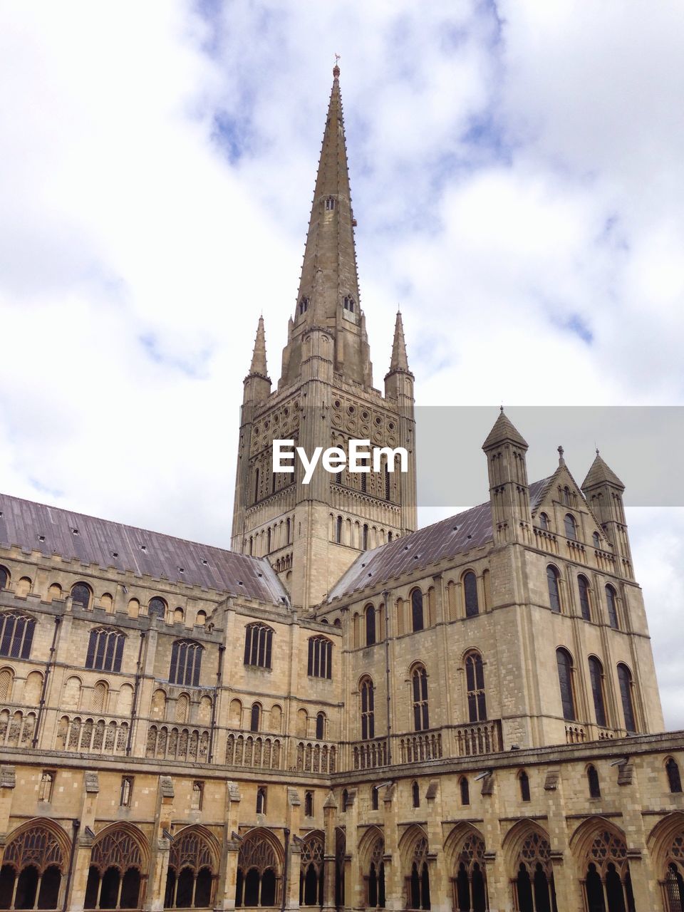 LOW ANGLE VIEW OF HISTORIC BUILDING AGAINST CLOUDY SKY