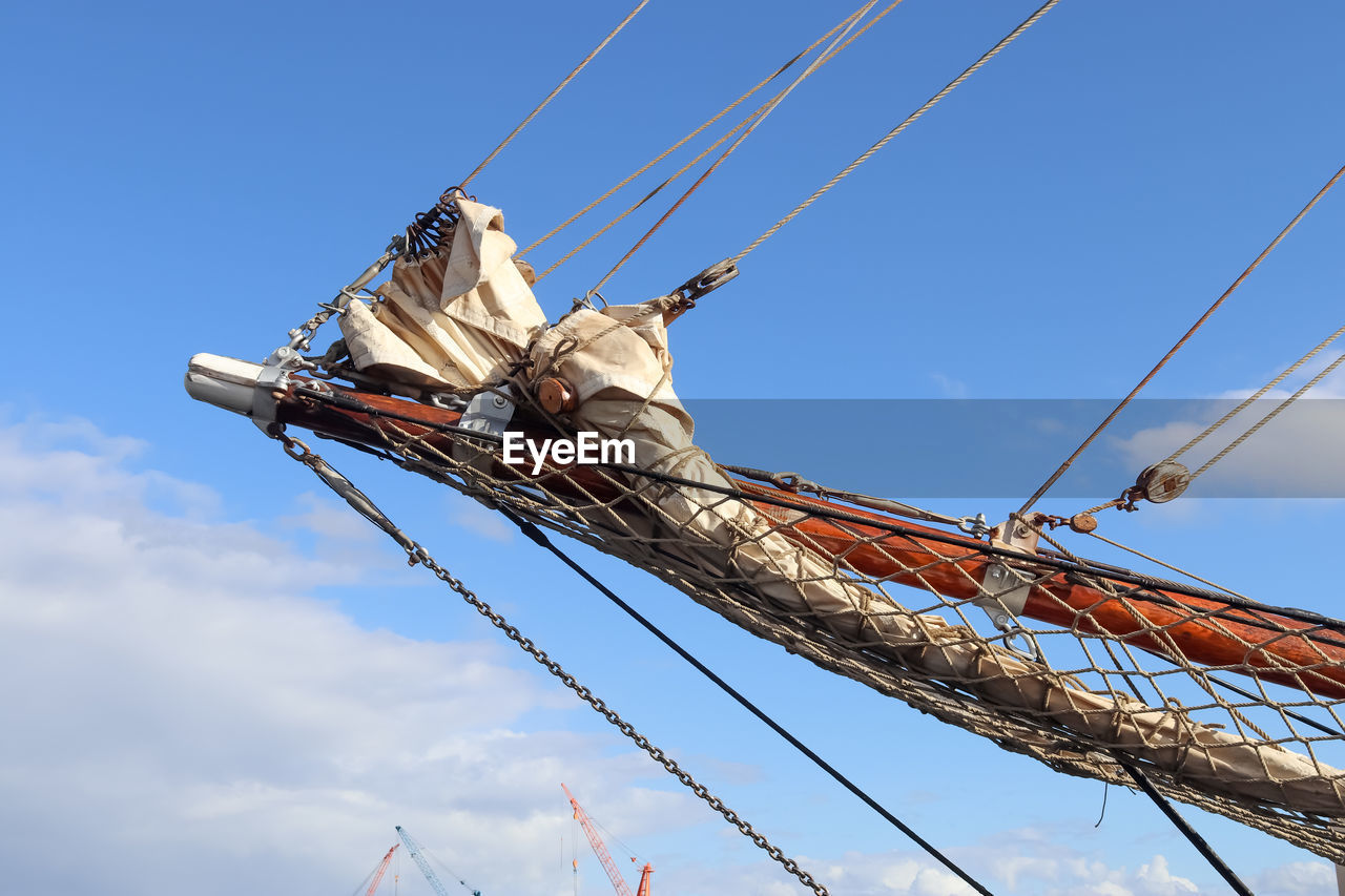 LOW ANGLE VIEW OF SAILBOAT AGAINST CLEAR SKY