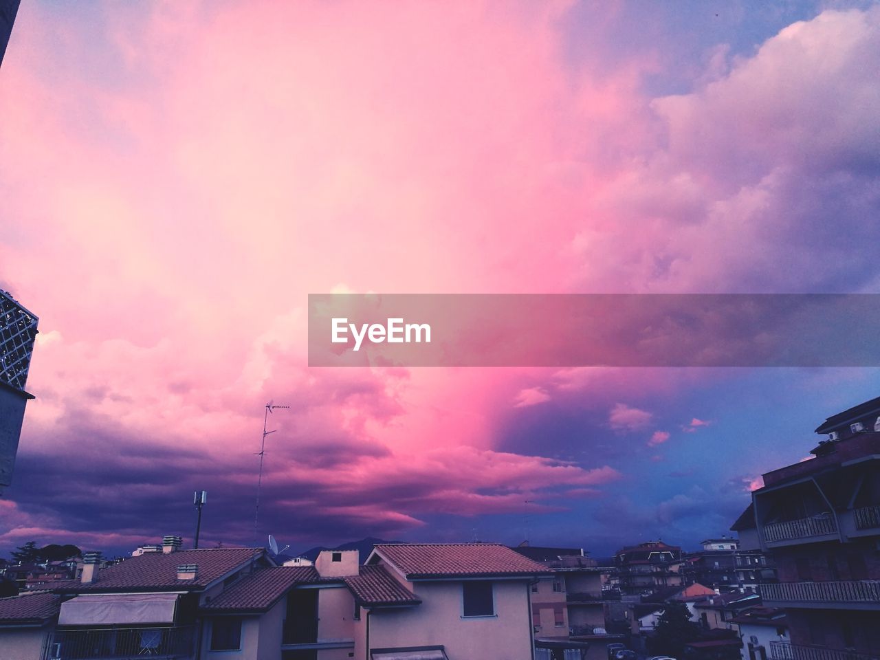 HOUSES IN CITY AGAINST SKY