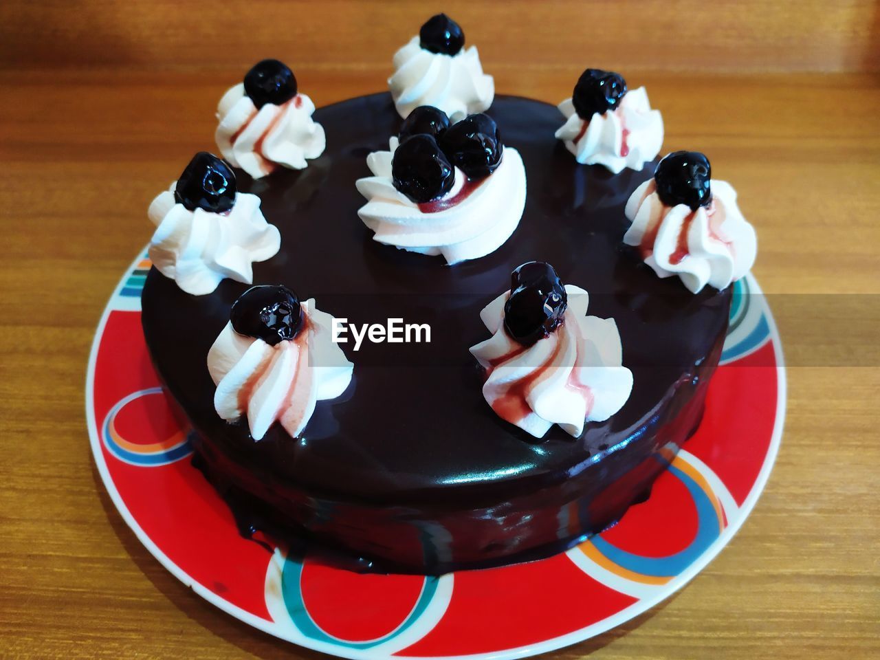 HIGH ANGLE VIEW OF CAKE WITH FRUITS ON TABLE