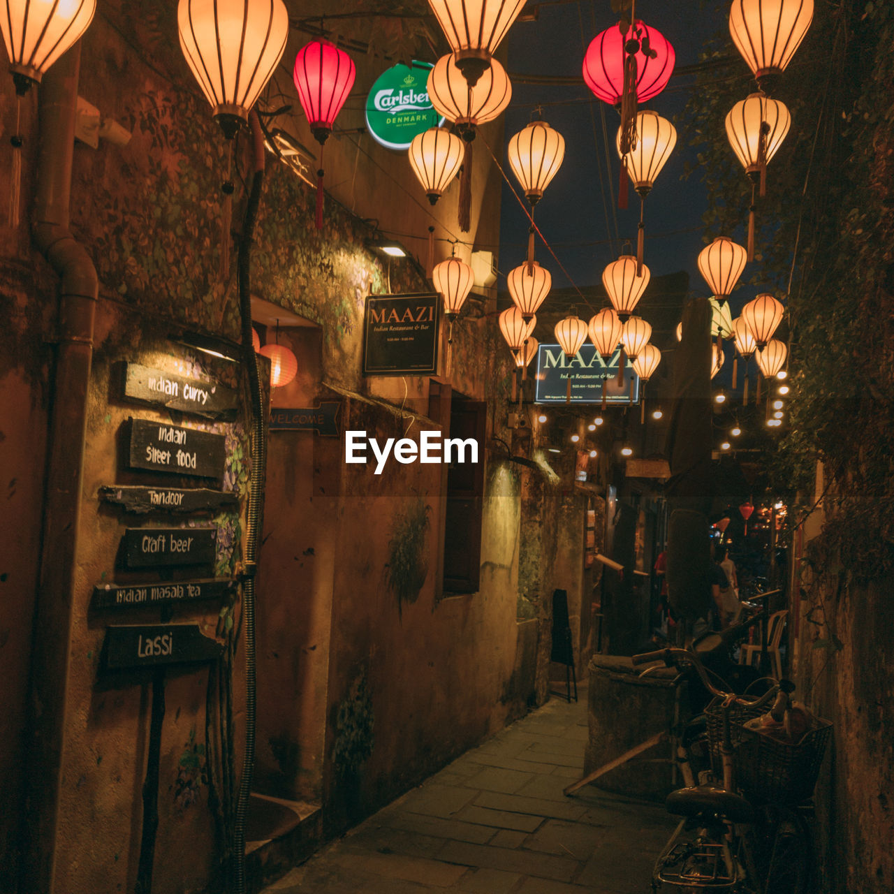 lantern, chinese lantern, lighting equipment, hanging, decoration, architecture, tradition, night, celebration, street, lighting, chinese lantern festival, no people, city, light, illuminated, chinese new year, built structure, holiday, building, road, lamp, paper lantern, travel destinations, building exterior