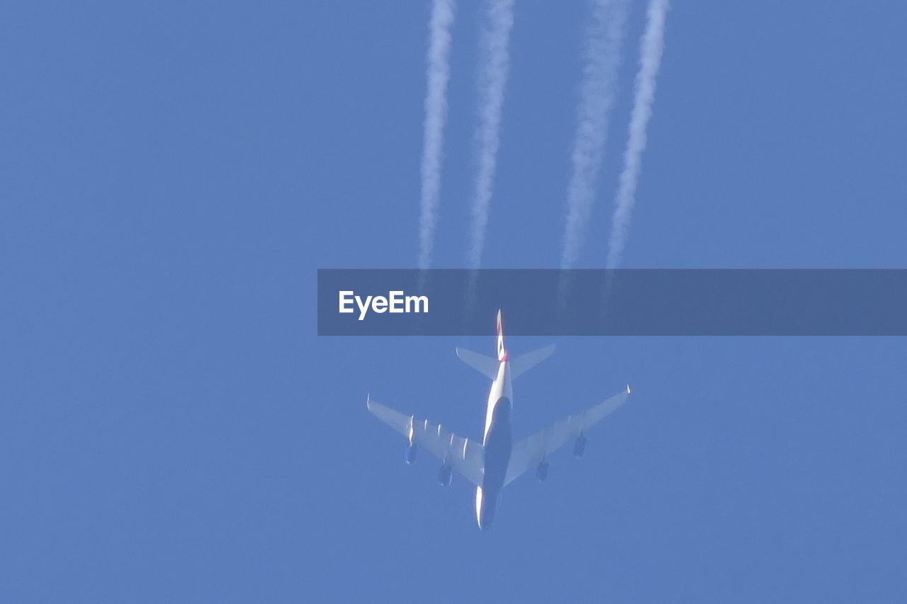 LOW ANGLE VIEW OF VAPOR TRAIL IN BLUE SKY