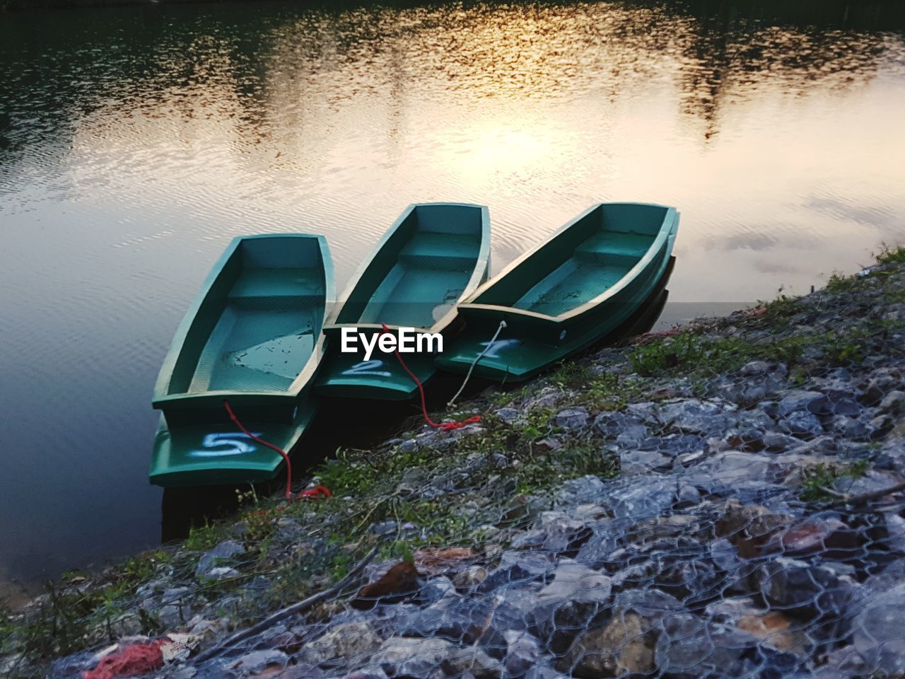 HIGH ANGLE VIEW OF BOAT MOORED ON ROCKS