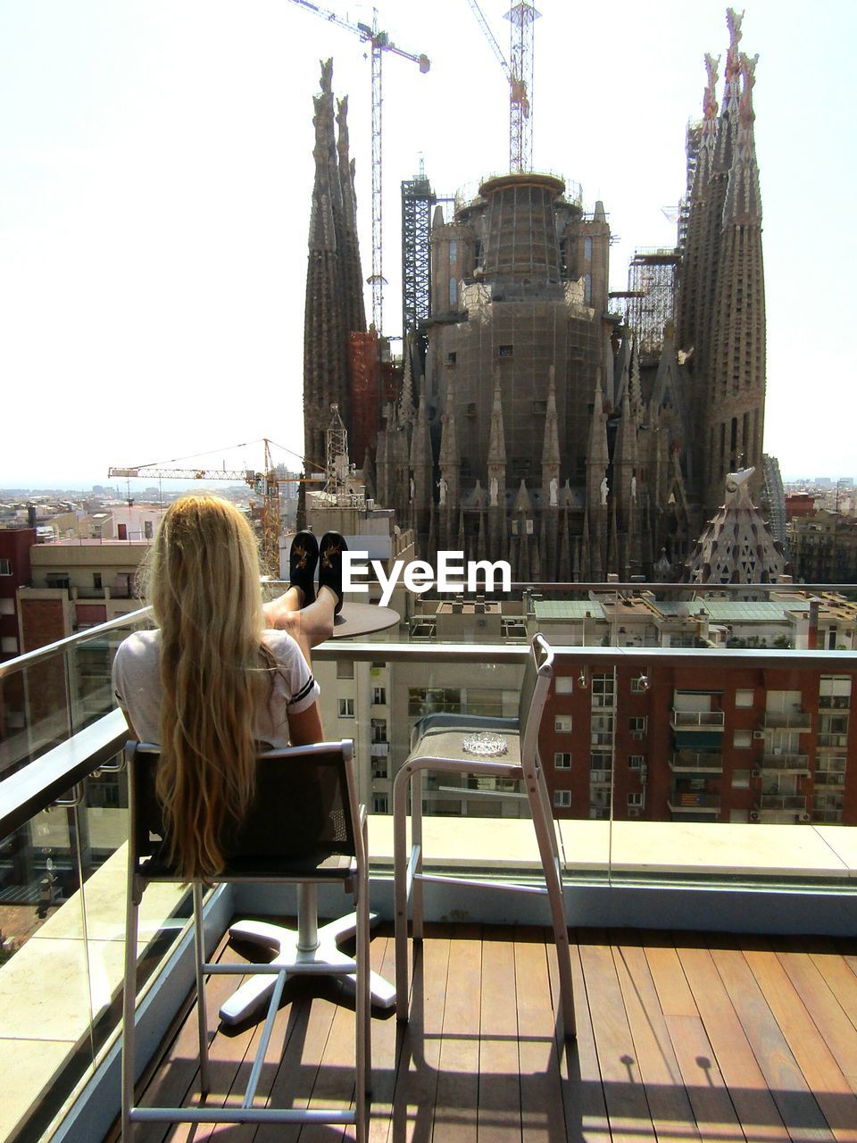 REAR VIEW OF WOMAN STANDING IN FRONT OF BUILDING