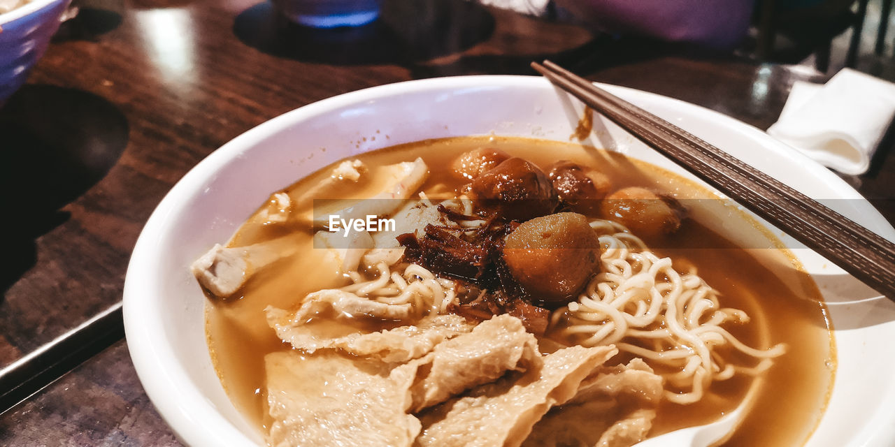 HIGH ANGLE VIEW OF NOODLES IN BOWL