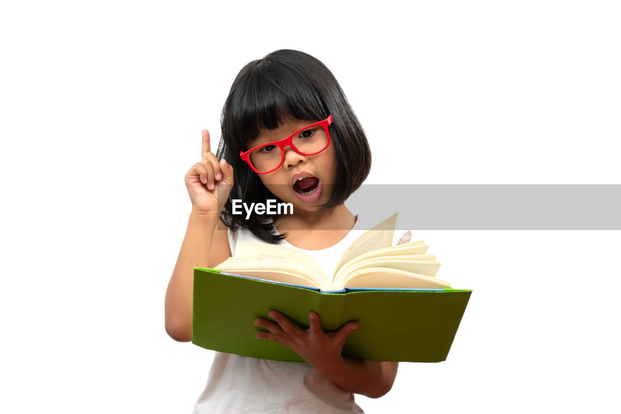 PORTRAIT OF YOUNG WOMAN READING BOOK