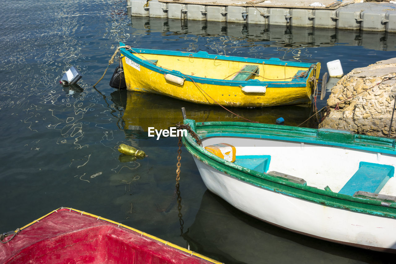 HIGH ANGLE VIEW OF BOATS MOORED AT LAKE