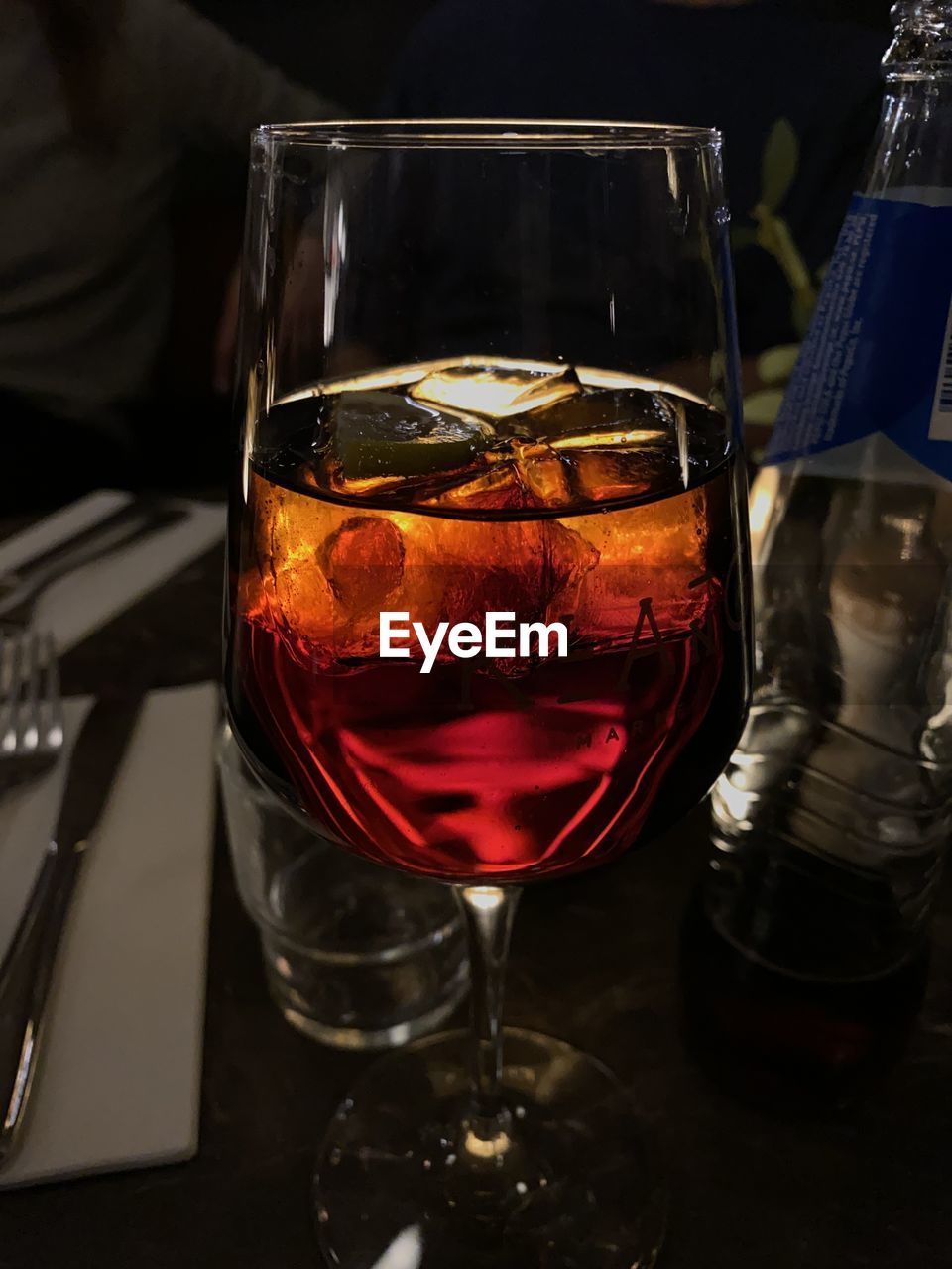 CLOSE-UP OF BEER IN GLASS