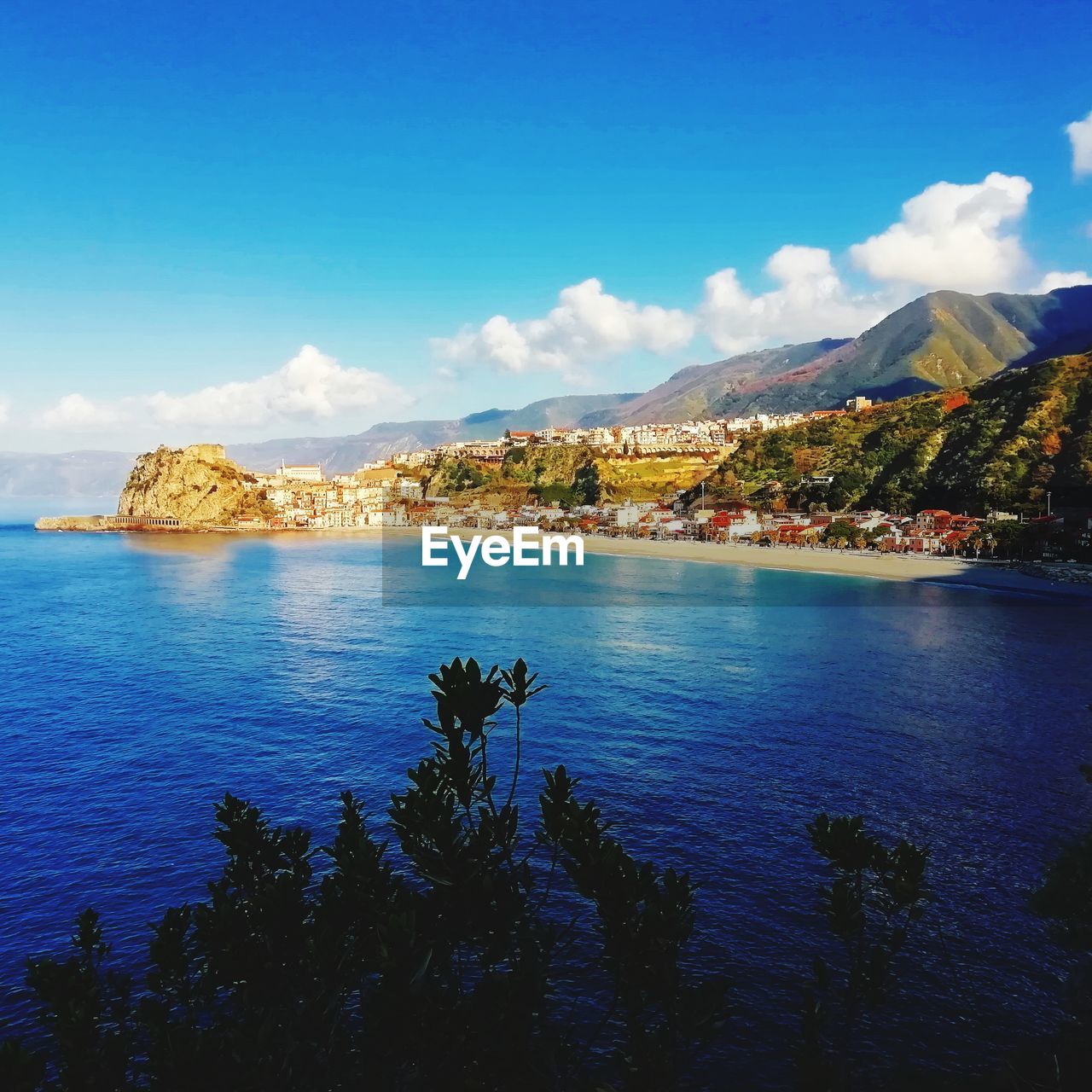 SCENIC VIEW OF SEA AND MOUNTAINS AGAINST SKY