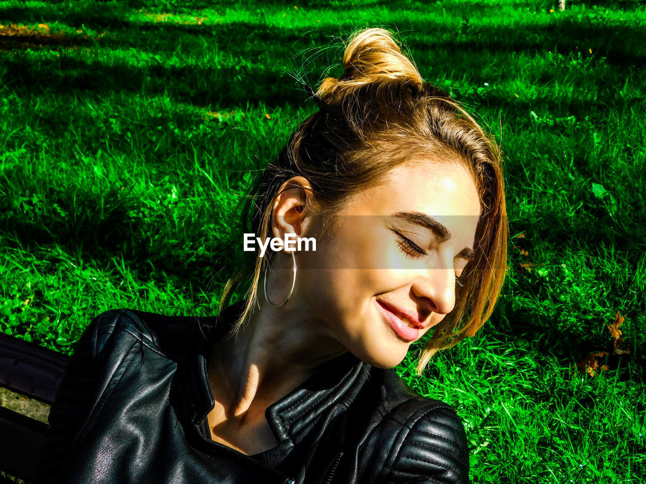 YOUNG WOMAN LOOKING AWAY
