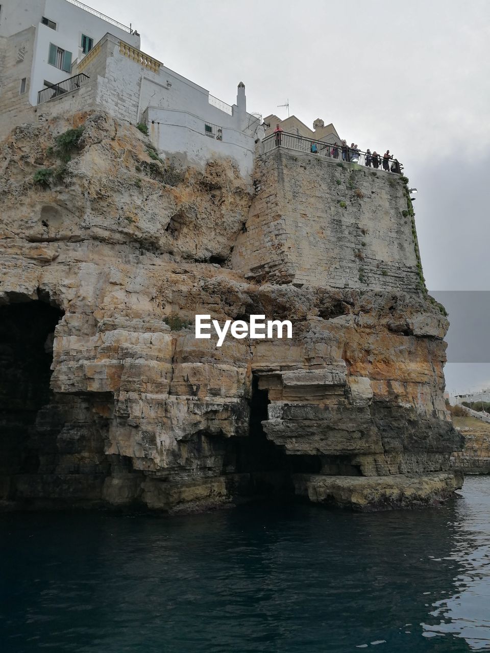 LOW ANGLE VIEW OF ROCKS ON SEA AGAINST SKY