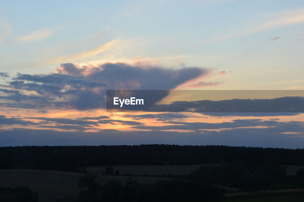 SCENIC VIEW OF LANDSCAPE AT SUNSET