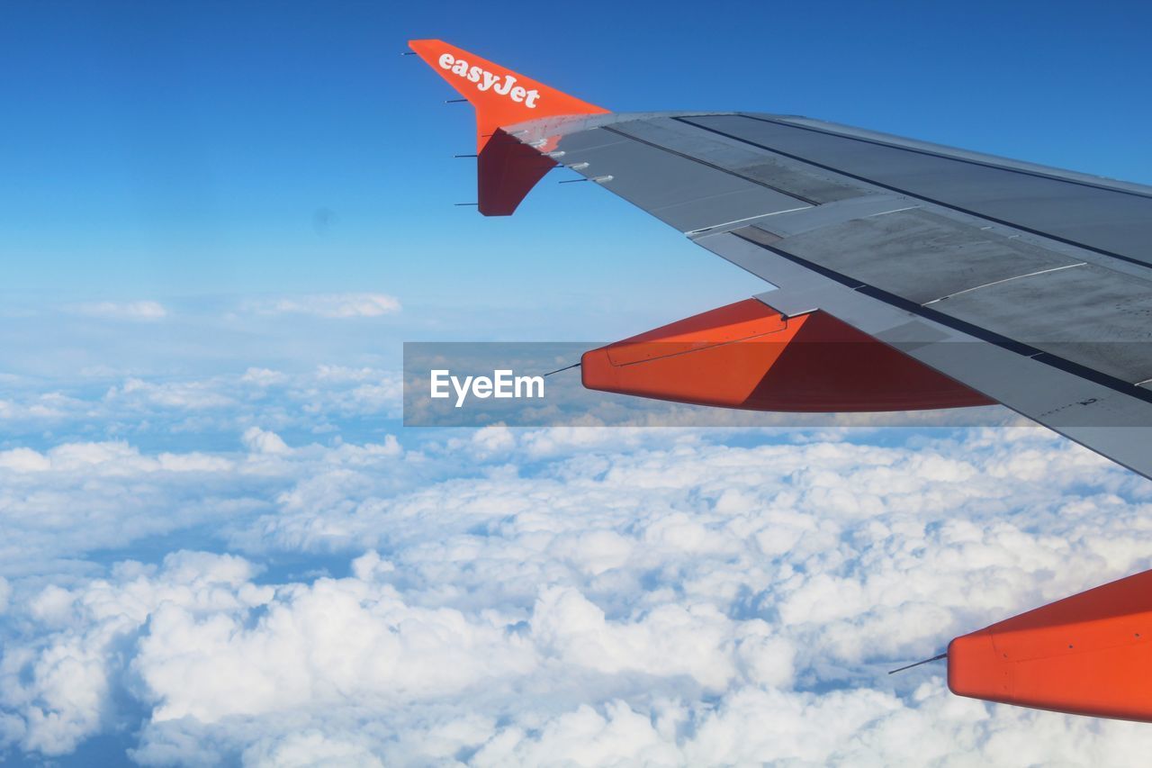 AERIAL VIEW OF AIRPLANE WING