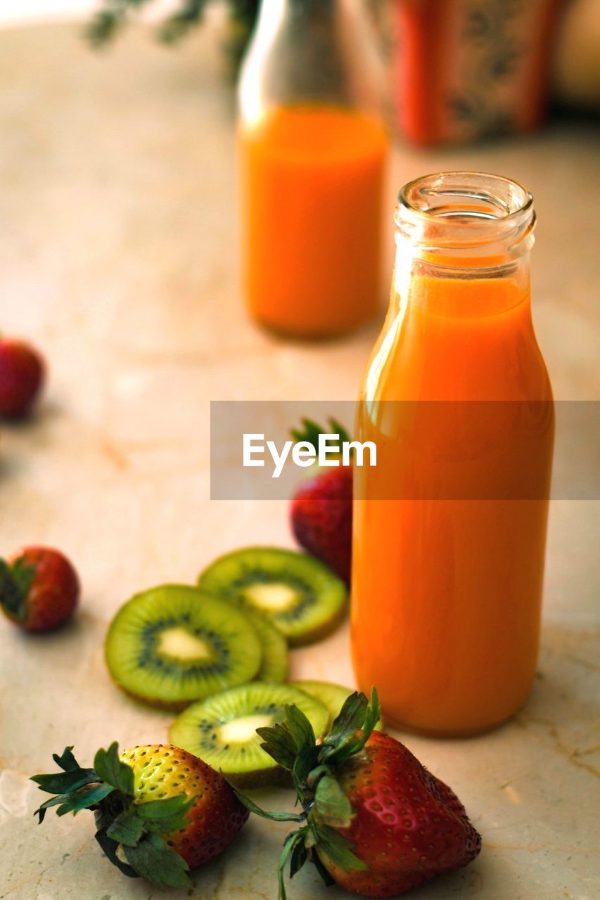 CLOSE-UP OF ORANGE JUICE IN GLASS