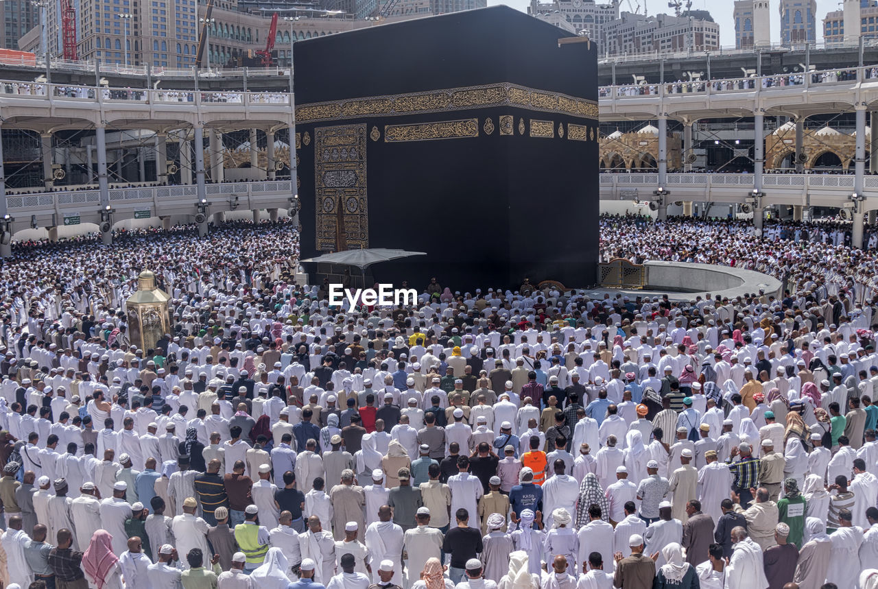 HIGH ANGLE VIEW OF CROWD AT MUSIC FESTIVAL