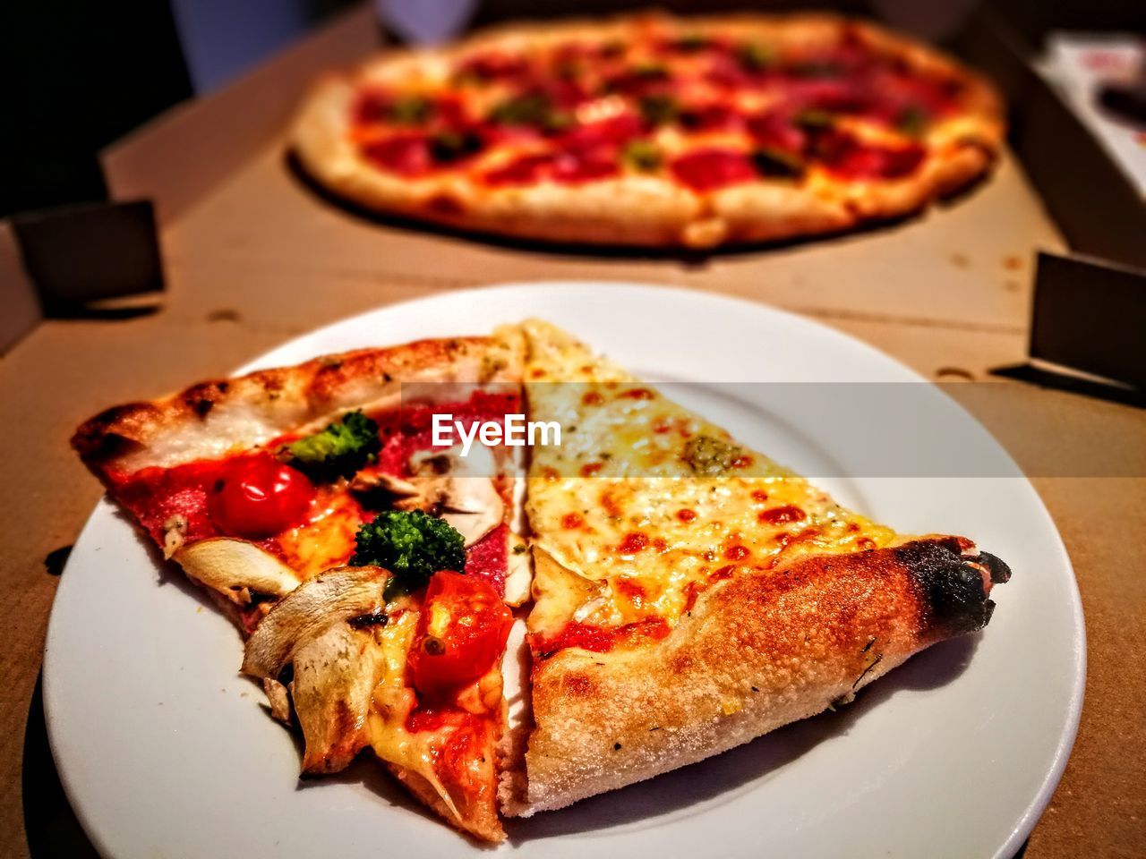 CLOSE-UP OF PIZZA SERVED IN PLATE