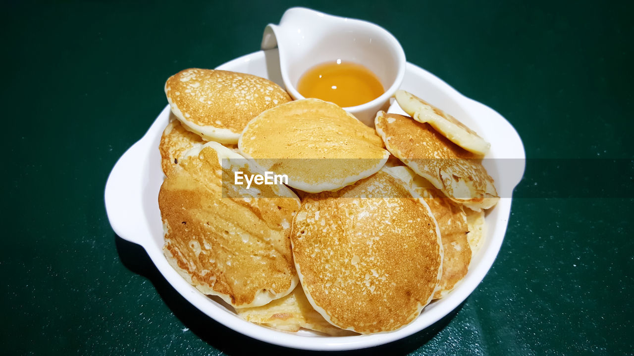 HIGH ANGLE VIEW OF BREAKFAST IN PLATE